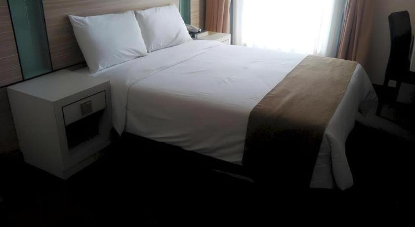 Grand Medallion Hotel Kuching Exterior foto