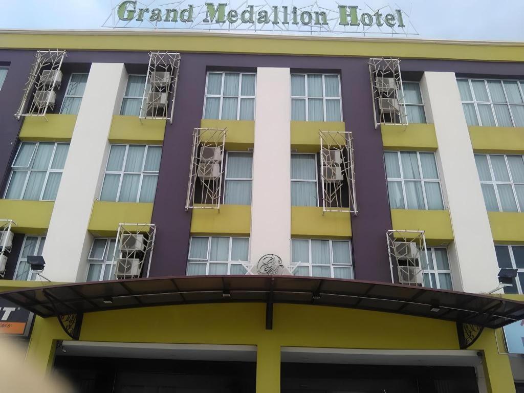 Grand Medallion Hotel Kuching Exterior foto